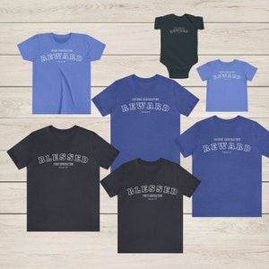 Puede incluir: Un conjunto de cinco camisetas en varios tonos de azul y azul marino con las palabras "Blessed", "Reward" y "Second Generation" con la frase "Salmo 127" impresa en cada camiseta.