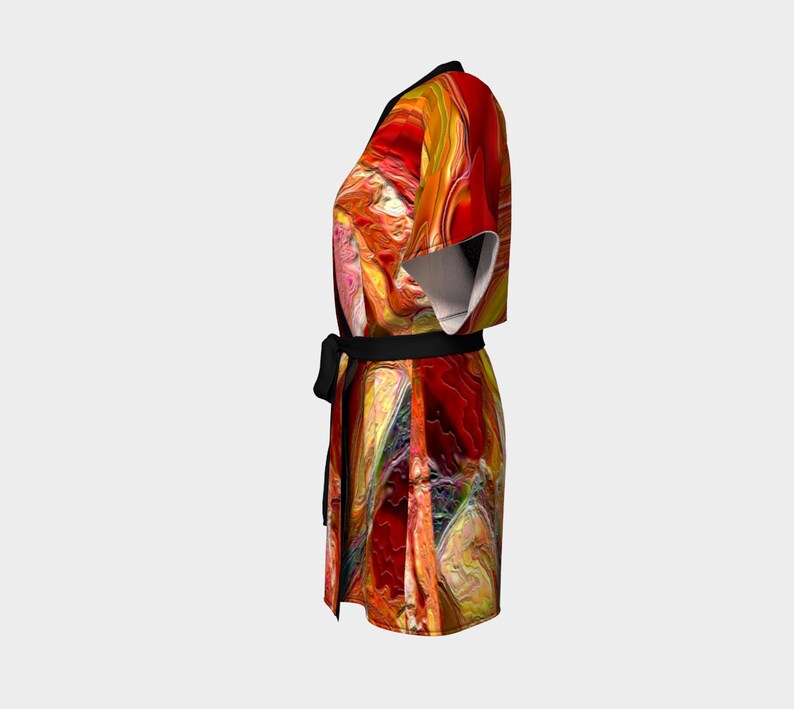 Puede incluir: Una bata de kimono de estampado abstracto rojo, naranja y amarillo con una faja negra.
