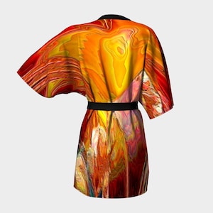 Puede incluir: Una bata de kimono de estampado abstracto rojo, naranja y amarillo con una faja negra.