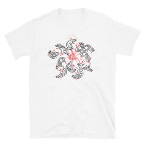 Puede incluir: Camiseta blanca con un gráfico de un círculo de zarigüeyas con flores rosas y un halo dorado sobre la zarigüeya central.