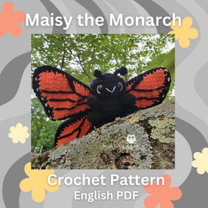 Op de afbeelding: Een gehaakte monarchvlinder met oranje en zwarte vleugels, zittend op een tak. De vlinder is zwart met oranje vleugels en witte accenten. De tekst luidt "Maisy the Monarch" en "Crochet Pattern English PDF".