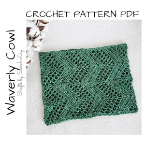 Puede incluir: Un cuello de ganchillo verde con un diseño calado texturizado. El texto "Waverly Cowl" y "Crochet Pattern PDF" son visibles. El cuello está hecho a mano y parece estar hecho de un hilo suave. La imagen también incluye una ramita de algodón.