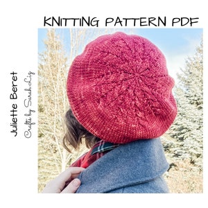 Peut inclure: Un béret rouge tricoté avec un motif de point de câble. Le béret est porté par une personne aux cheveux bruns et une chemise à carreaux. L'arrière-plan est une image floue d'arbres.