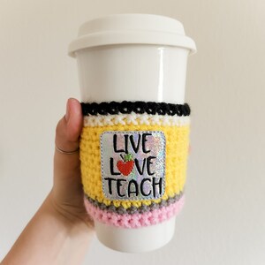 鉛筆コーヒーコージー、Live Love Teach、ホットコーヒーコージー、先生へのギフト、コーヒーバーアクセサリー、持ち運び用カップコージー、女性へのギフト、かぎ針編みカップコージー