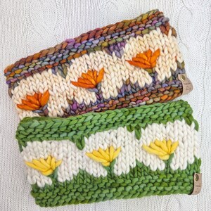 Puede incluir: Dos cintas para la cabeza de punto grueso. Una es de color crema con detalles de flores naranjas y un borde marr&oacute;n, morado y verde. La otra es verde con detalles de flores amarillas. Ambas tienen una peque&ntilde;a etiqueta de cuero.