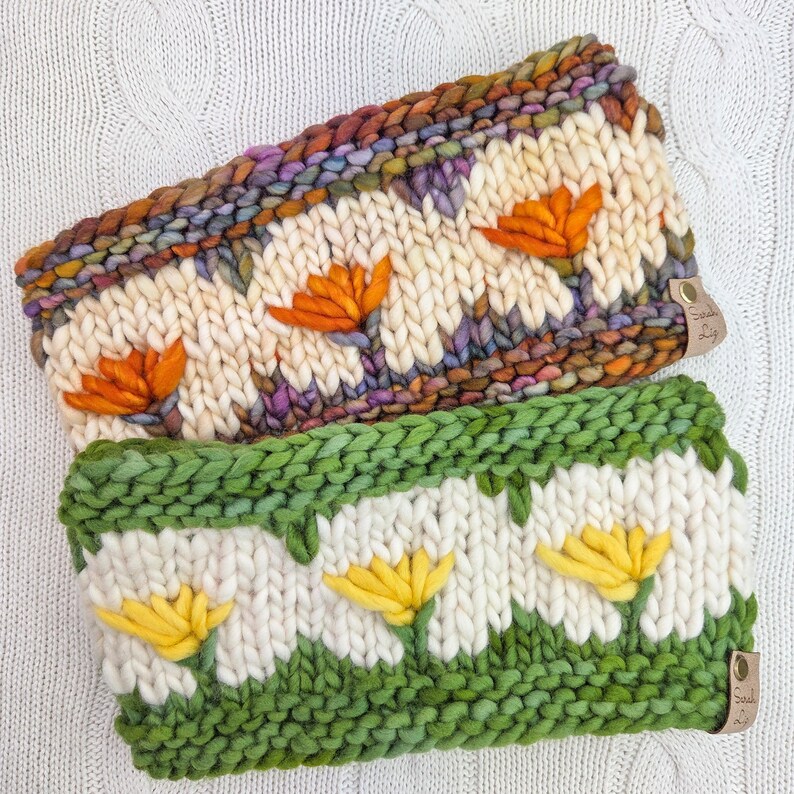 Puede incluir: Dos cintas para la cabeza de punto grueso. Una es de color crema con detalles de flores naranjas y un borde marr&oacute;n, morado y verde. La otra es verde con detalles de flores amarillas. Ambas tienen una peque&ntilde;a etiqueta de cuero.