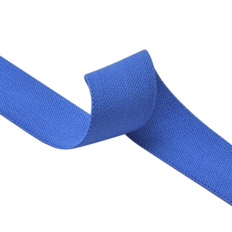 K&ouml;nnte beinhalten: Nahaufnahme eines blauen Gummibandes, das in der Mitte gefaltet ist und die strukturierte Oberfl&auml;che des Stoffes zeigt.