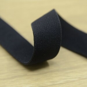 K&ouml;nnte beinhalten: Schwarzes Gummiband mit strukturierter Oberfl&auml;che.