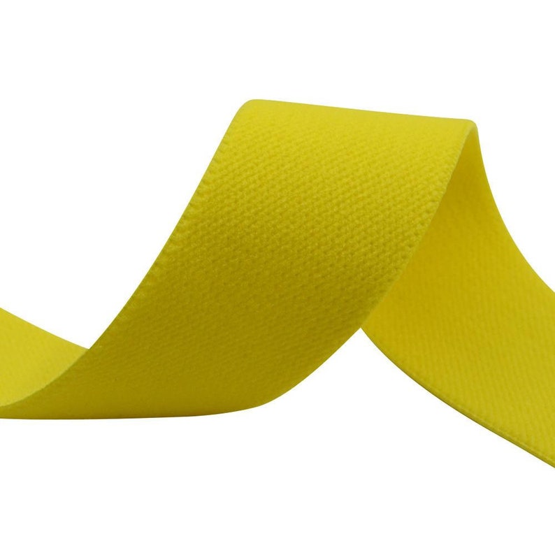K&ouml;nnte beinhalten: Ein leuchtend gelbes Gummiband, perfekt f&uuml;r N&auml;hprojekte oder Bastelarbeiten.