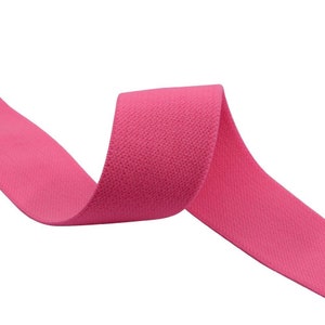 K&ouml;nnte beinhalten: Rosa elastisches Band mit einer strukturierten Oberfl&auml;che.