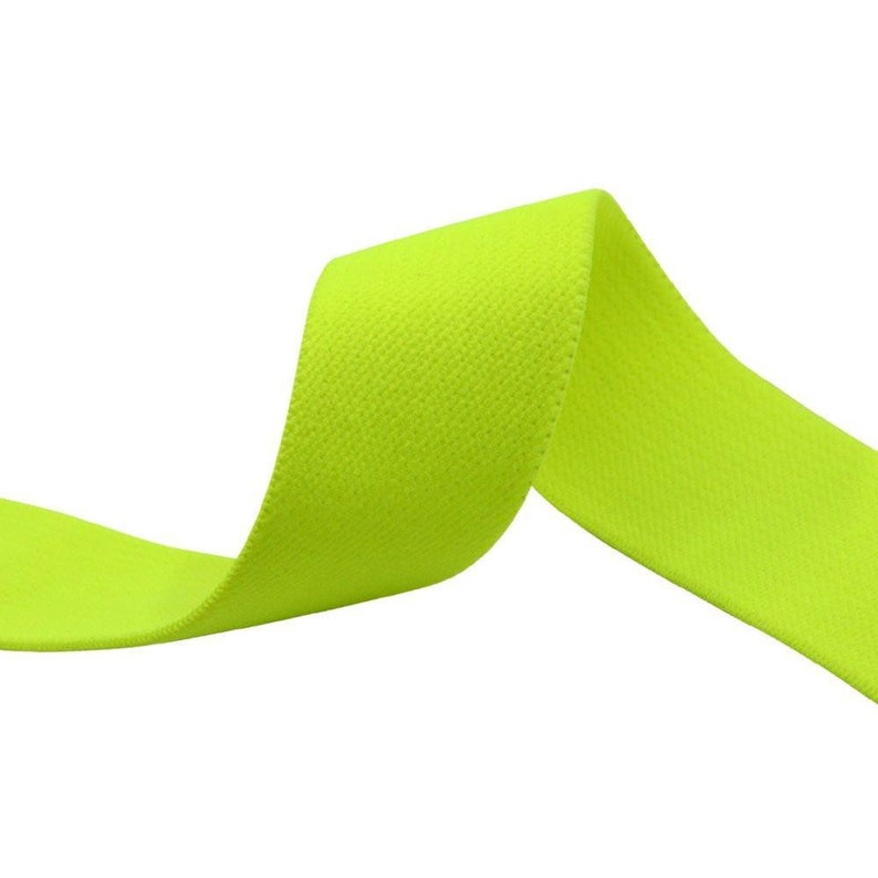 K&ouml;nnte beinhalten: Ein leuchtend gelbes Gummiband, perfekt f&uuml;r N&auml;hprojekte oder Bastelarbeiten.