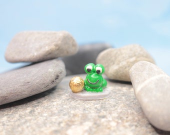 Frosch 2,0 cm Figur, Miniatur Reptil, Märchen Dekoration,  polymerclay Figur, goldene Kugel