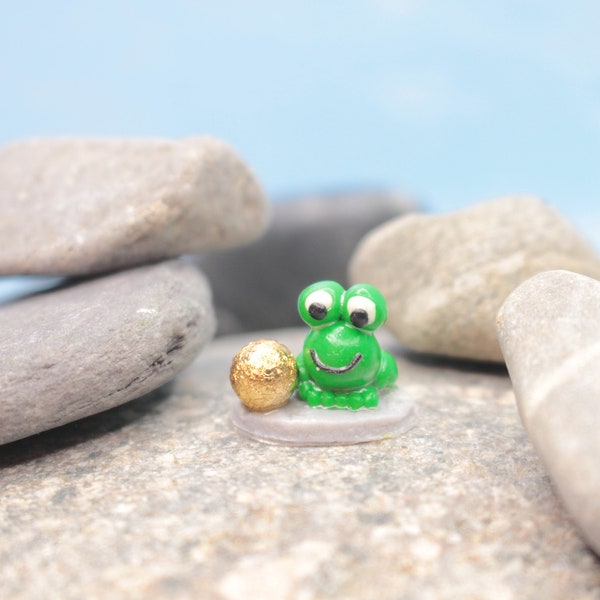 Frosch 2,0 cm Figur, Miniatur Reptil, Märchen Dekoration,  polymerclay Figur, goldene Kugel