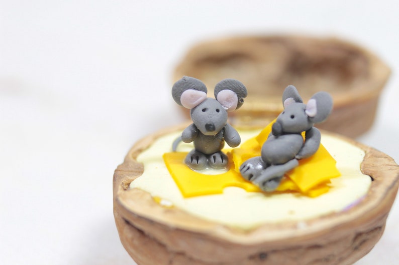 Mäuse Miniatur Walnuss, Mäuse Dekoration, polymerclay Tier, Maus Figur, upcycling Bild 3