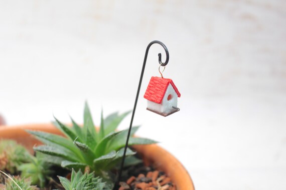 Blumentopf Stecker Vogelhaus rot 1,5 cm Miniatur zum Hängen mit Drahtstecker 12,5 cm, Blumentopf Deko Stecker, Deko Stecker Vogelhaus