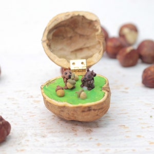 Eichhörnchen Miniatur Walnuss, Tier Dekoration, polymerclay Waldtier, Eichhörnchen Figur, upcycling Bild 1