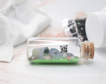 Waschbär, Racoon Miniatur 7cm Glasflasche, Waschbär mit Mülltonne, Waschbär Dekoration