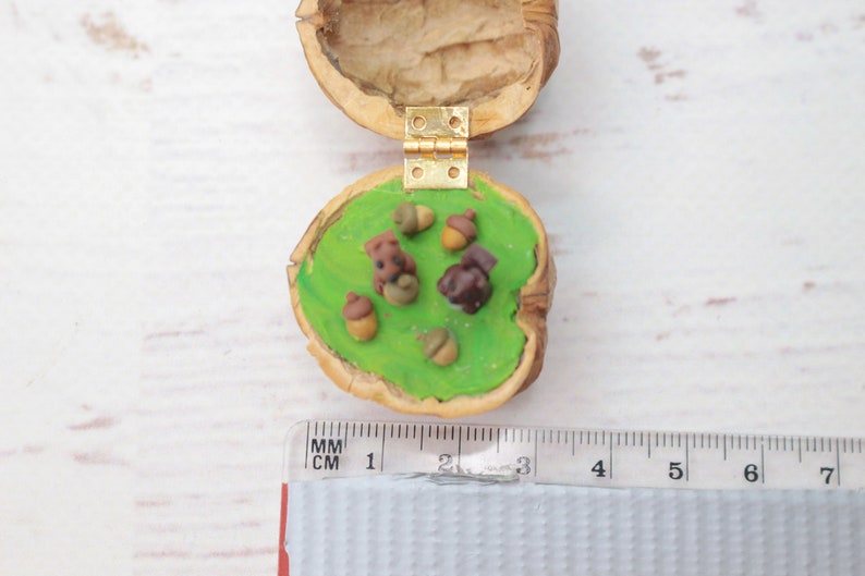 Eichhörnchen Miniatur Walnuss, Tier Dekoration, polymerclay Waldtier, Eichhörnchen Figur, upcycling Bild 6