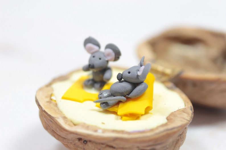 Mäuse Miniatur Walnuss, Mäuse Dekoration, polymerclay Tier, Maus Figur, upcycling Bild 2