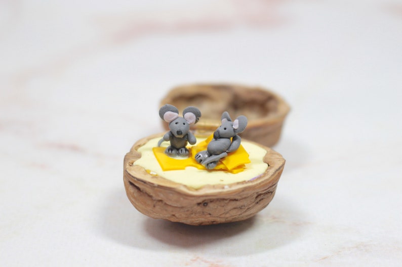 Mäuse Miniatur Walnuss, Mäuse Dekoration, polymerclay Tier, Maus Figur, upcycling Bild 5