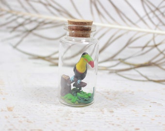 Tukan Miniatur in 6cm Glasflasche, tropischer Vogel Figur, polymerclay Miniatur, bunter Vogel, Tukan Dekoration