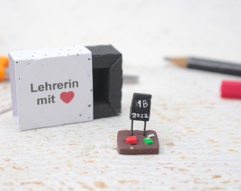 Lehrerin mit Herz Miniatur, Lehrer mit Herz Geschenk, Lehrer Dankeschön, Lehrergeschenk, personalisiertes Lehrer geschenk, Danke Lehrer,