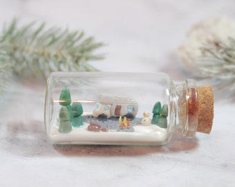 Wintercamping Wohnmobil Miniatur in 6 cm Flasche, Schneeurlaub Wohnmobil, Wohnwagen Dekoration, polymerclay Geschenk, Winter Dekoration