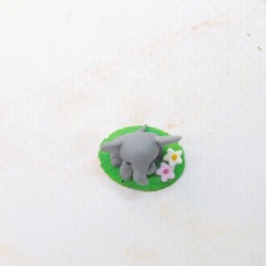 Miniatur Elefant aus Polymerclay, sitzend auf grünem Untergrund von oben