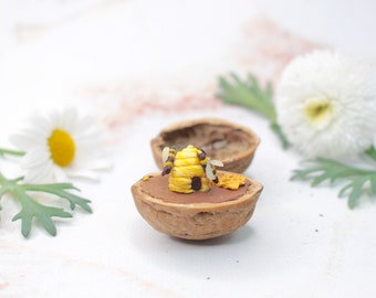 Bijen miniatuur walnoot, dierendecoratie, bosdier van polymeerklei, bijenkorf, upcycling