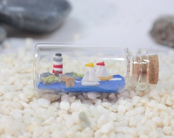 Leuchtturm Miniatur, Leuchtturm in Glasflasche, maritime Dekoration, Segelboot Wohnungsdekoration, Polymer clay Geschenk