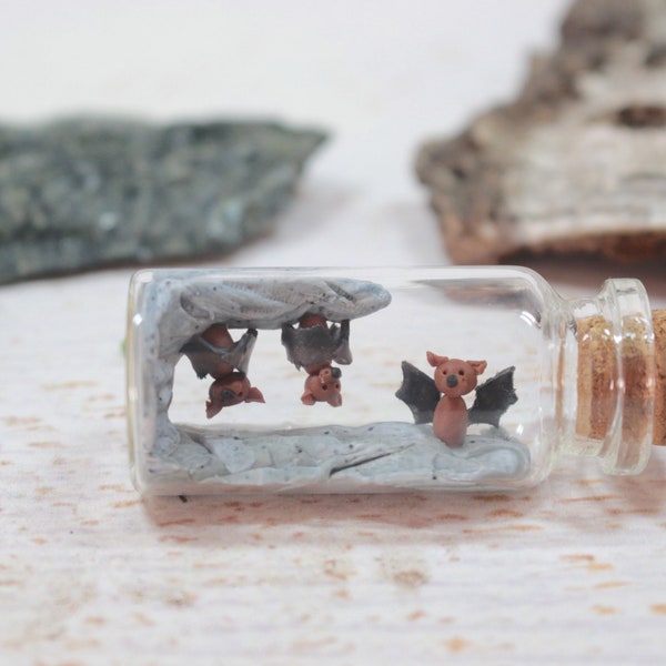 Fledermaus Miniatur in 5cm Glasflasche, Fledermaus Dekoration, Halloween Dekoration, Miniatur Höhle
