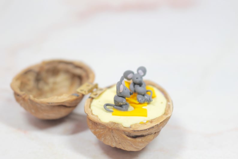 Mäuse Miniatur Walnuss, Mäuse Dekoration, polymerclay Tier, Maus Figur, upcycling Bild 8