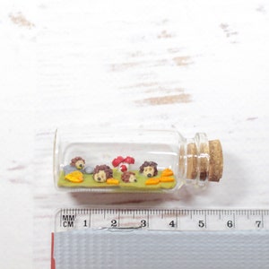 Igel Miniatur Flasche, herbstliche Dekoration, Igel Figur, Igel Familie, polymer clay Miniatur Bild 9