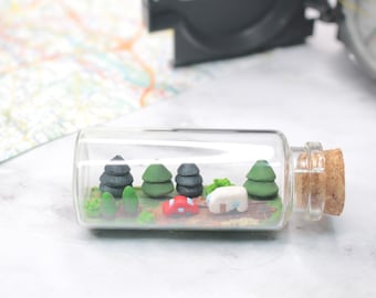 Auto mit Wohnwagen am Wald 7cm Miniatur Flasche, Wohnwagen Urlaub, Vanlife, polymerclay Miniatur, Geschenk Urlaub Dekoration