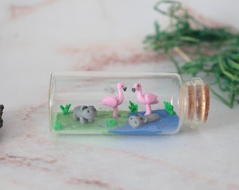 Nilpferd und Flamingo 7cm Miniatur Flasche, Wildtier Dekoration, Wasser und Landtiere Deko, Nilpferd Miniatur, Flamingo Miniatur