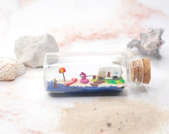 Wohnmobil Reise ans Meer, 7cm Miniatur Flasche, Wohnwagen Dekoration, Strandurlaub Erinnerung, polymerclay Geschenk, Urlaub Dekoration