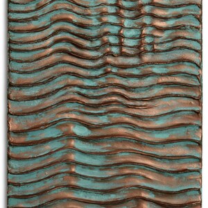Puede incluir: Una pieza de arte de pared texturizada con un patr&oacute;n ondulado en tonos de turquesa y cobre.
