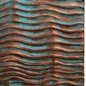 Puede incluir: Un panel de pared texturizado con un patr&oacute;n ondulado en tonos de turquesa y cobre.