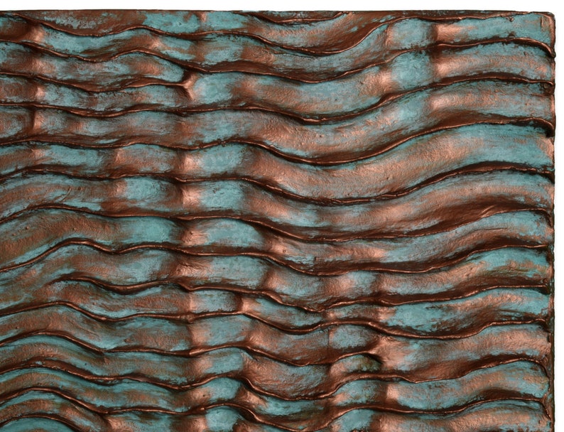 Puede incluir: Un panel de pared texturizado con un patr&oacute;n ondulado en tonos de turquesa y cobre.