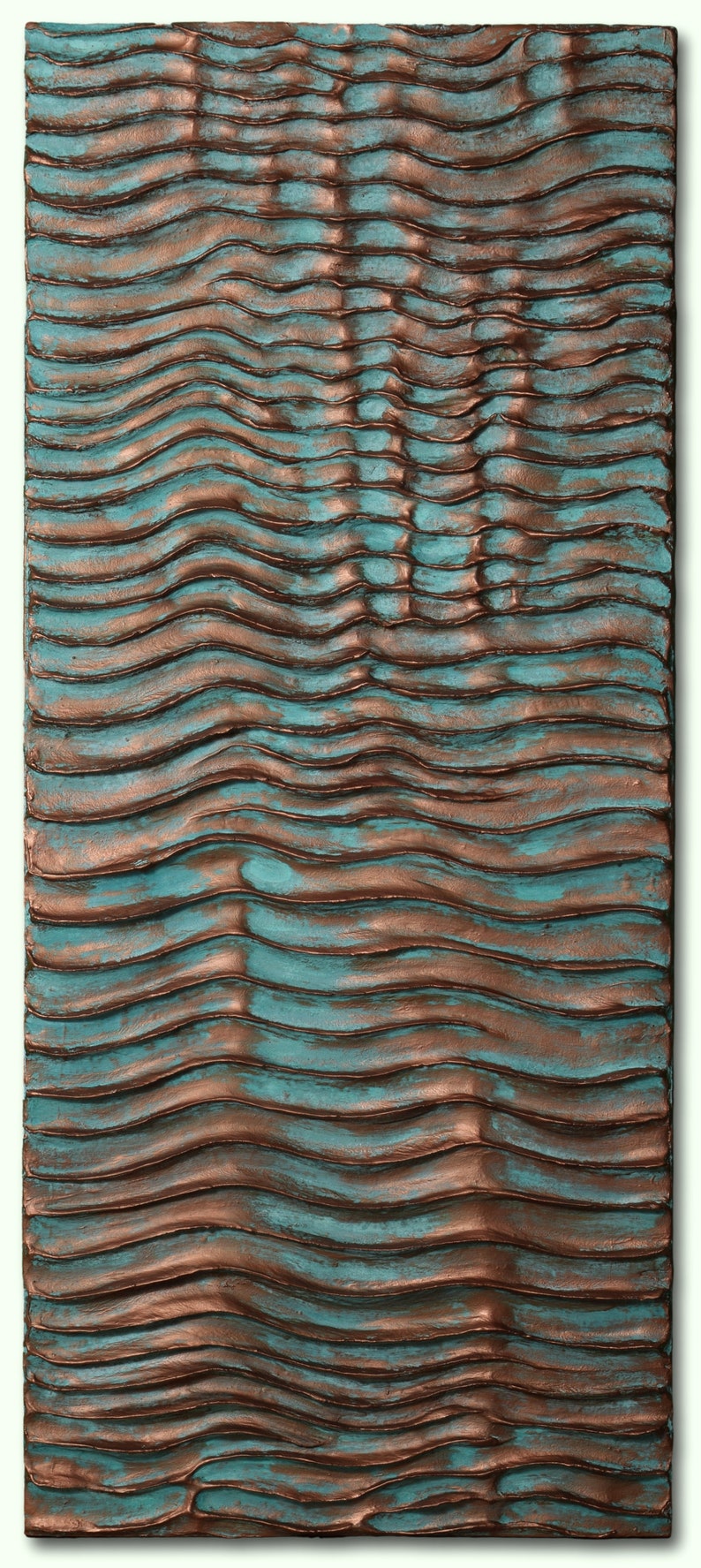 Puede incluir: Arte de pared abstracto con un patr&oacute;n ondulado texturizado en tonos de turquesa y cobre.