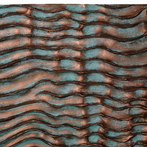 Puede incluir: Arte de pared abstracto con una superficie texturizada. La superficie est&aacute; pintada en tonos de turquesa y cobre, creando un patr&oacute;n ondulado.