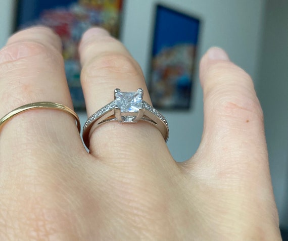Why More Women Are Wearing Fake Engagement Rings – DNyuz