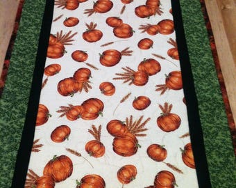 Runner da tavola autunnale con zucche, dettagli metallici, 100% cotone