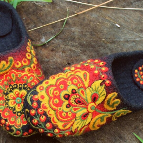 Black felt boho house shoes Natural eco wool Khokhloma needle felt Russian style Handmade home woolen clogs Organic wool Traditional felt