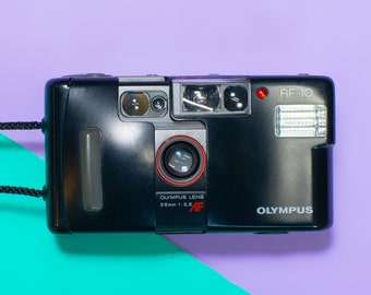 Fotocamera a pellicola Olympus AF-10 "inquadra e scatta" da 35 mm con obiettivo a focale fissa Olympus da 35 mm - Testata professionalmente/funzionante