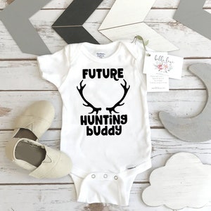 Revelación del embarazo, Futuro compañero de caza, Anuncio de embarazo, Revelación del bebé, Anuncio del bebé, Regalo del baby shower, Revelación del papá, Hunting Onesie®
