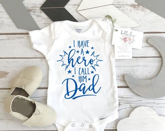 Hero Daddy, j’ai un héros que je l’appelle Papa, Papa Cadeau, Papa est mon Héros, Cadeau de Fête des Pères, Cadeau papa de Fils, Hero Bodysuit, Papa Onesie®,