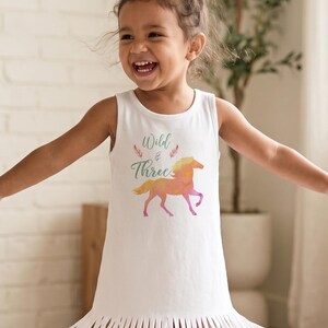 T-shirt d'anniversaire « Wild and Three Horse », style cowgirl bohème, tenue pour une fête d'anniversaire sur le thème western.