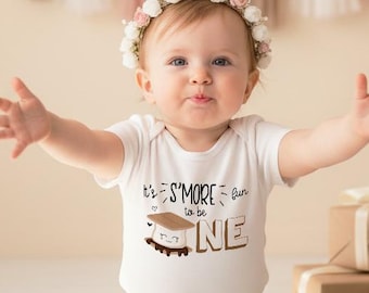 Geburtstags-Strampler®, S'Mehr Party, S'Mehr Spaß, EINS zu sein, Geburtstags-Shirt, Camping-Party, Camping-Geburtstag, glücklicher Camper, Smores-Thema, Wild One