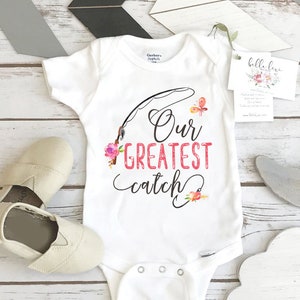 Mono de pesca, Nuestra mejor captura, Revelación de embarazo, Camiseta de bebé pescador, Anuncio de bebé, Camiseta de papá pescador, Niña para llevar a casa, Niña bebé